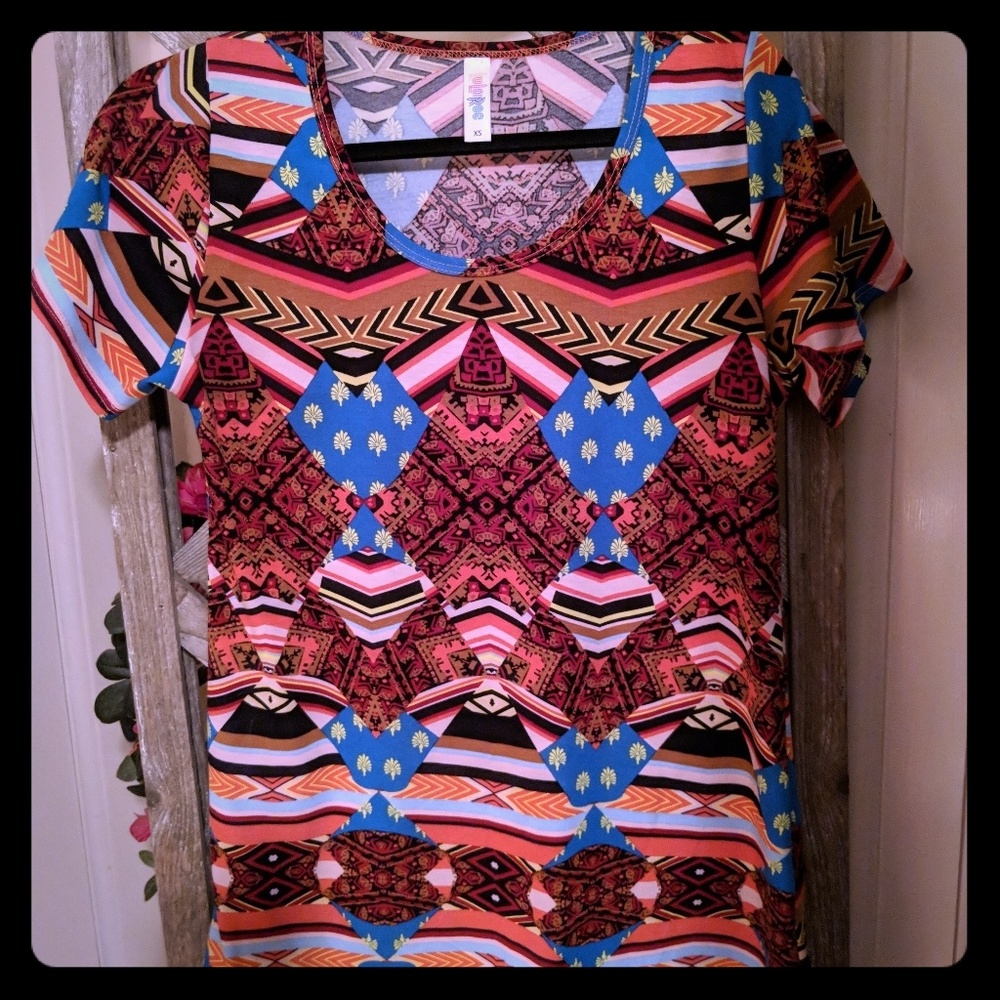 Lularoe Classic Tee. NWOT.